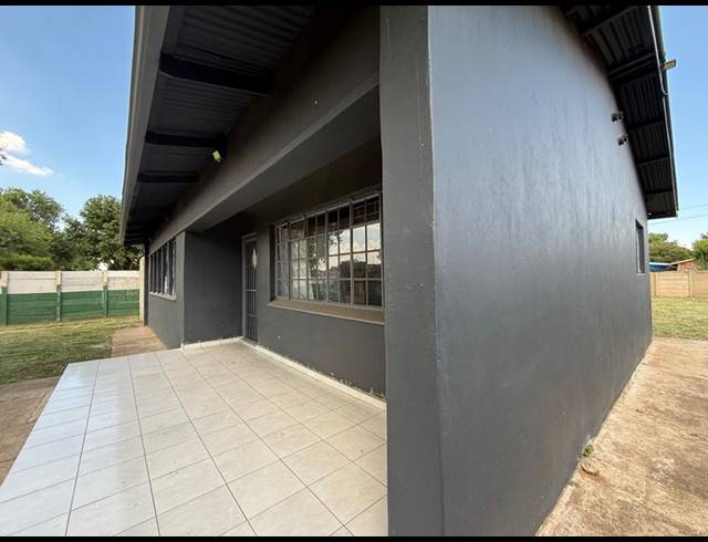 6 BEDROOM HOUSE FOR SALE IN VANDERBIJLPARK CE 2